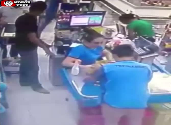 Video :When he tries to rob a clerk with a knife, things goes badly!